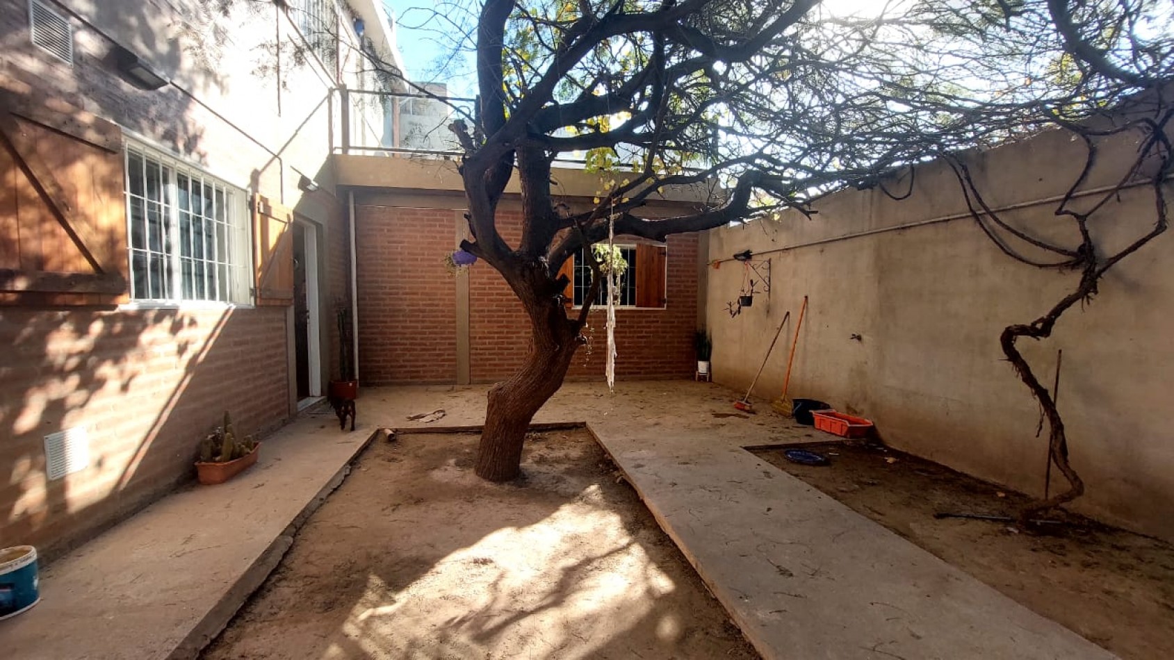 CASA A LA VENTA EN MALVINAS ARGENTINAS, CORDOBA. SOBRE IMPORTANTE AVENIDA. CA188F.