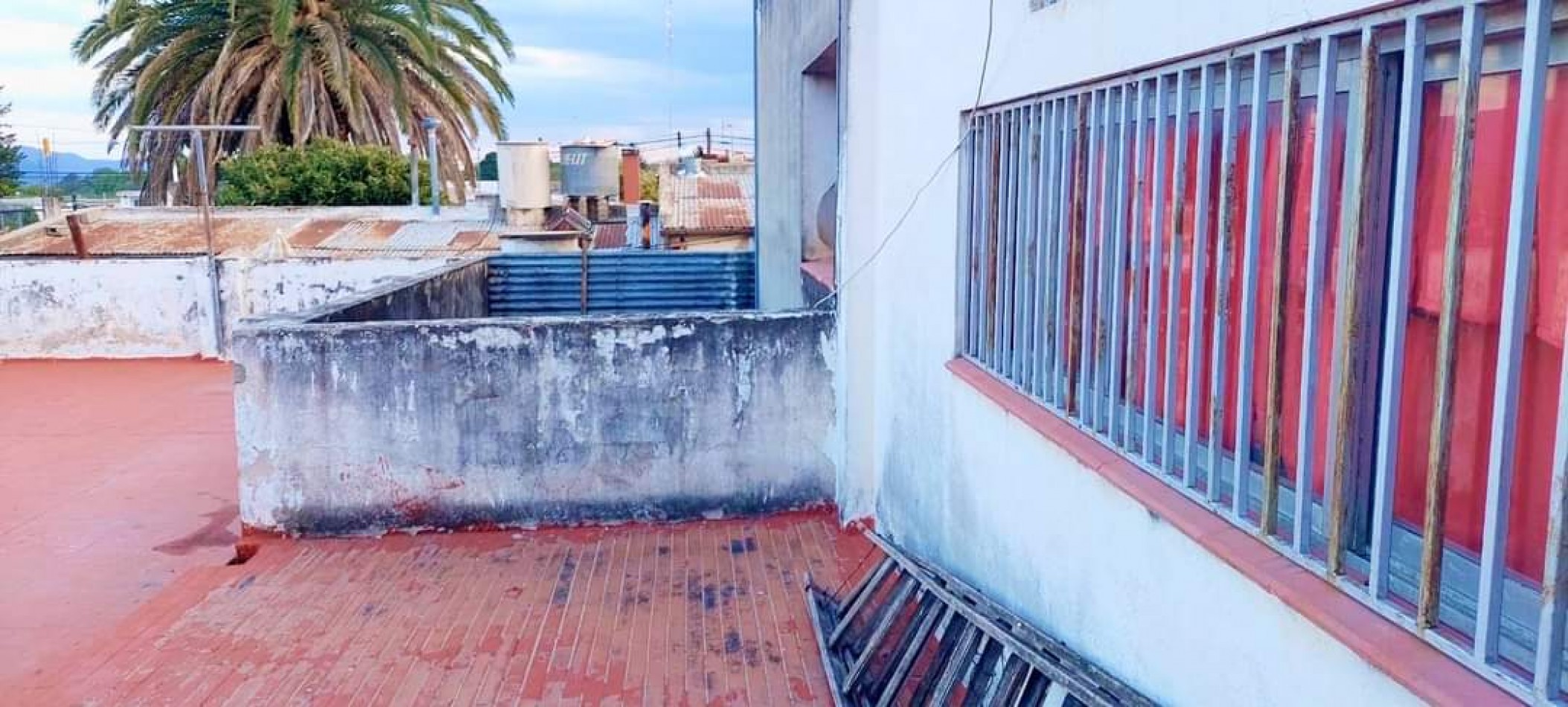 VENTA DE DEPARTAMENTO DE 3 DORMITORIOS EN EL CENTRO DE COSQUIN. CA184