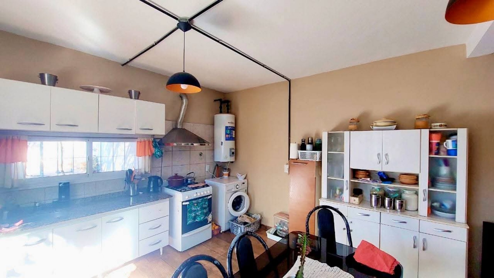 CASA A LA VENTA EN MALVINAS ARGENTINAS, CORDOBA. SOBRE IMPORTANTE AVENIDA. CA188F.