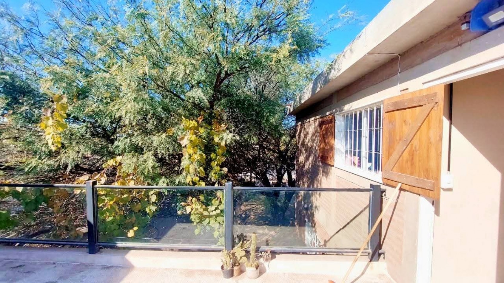 CASA A LA VENTA EN MALVINAS ARGENTINAS, CORDOBA. SOBRE IMPORTANTE AVENIDA. CA188F.
