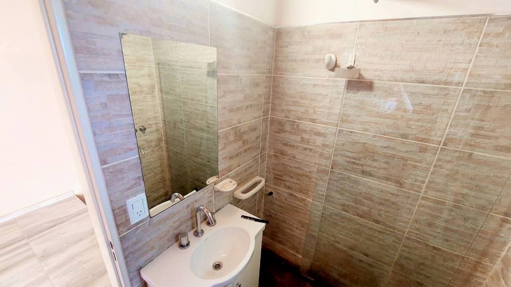 CASA A LA VENTA EN MALVINAS ARGENTINAS, CORDOBA. SOBRE IMPORTANTE AVENIDA. CA188F.