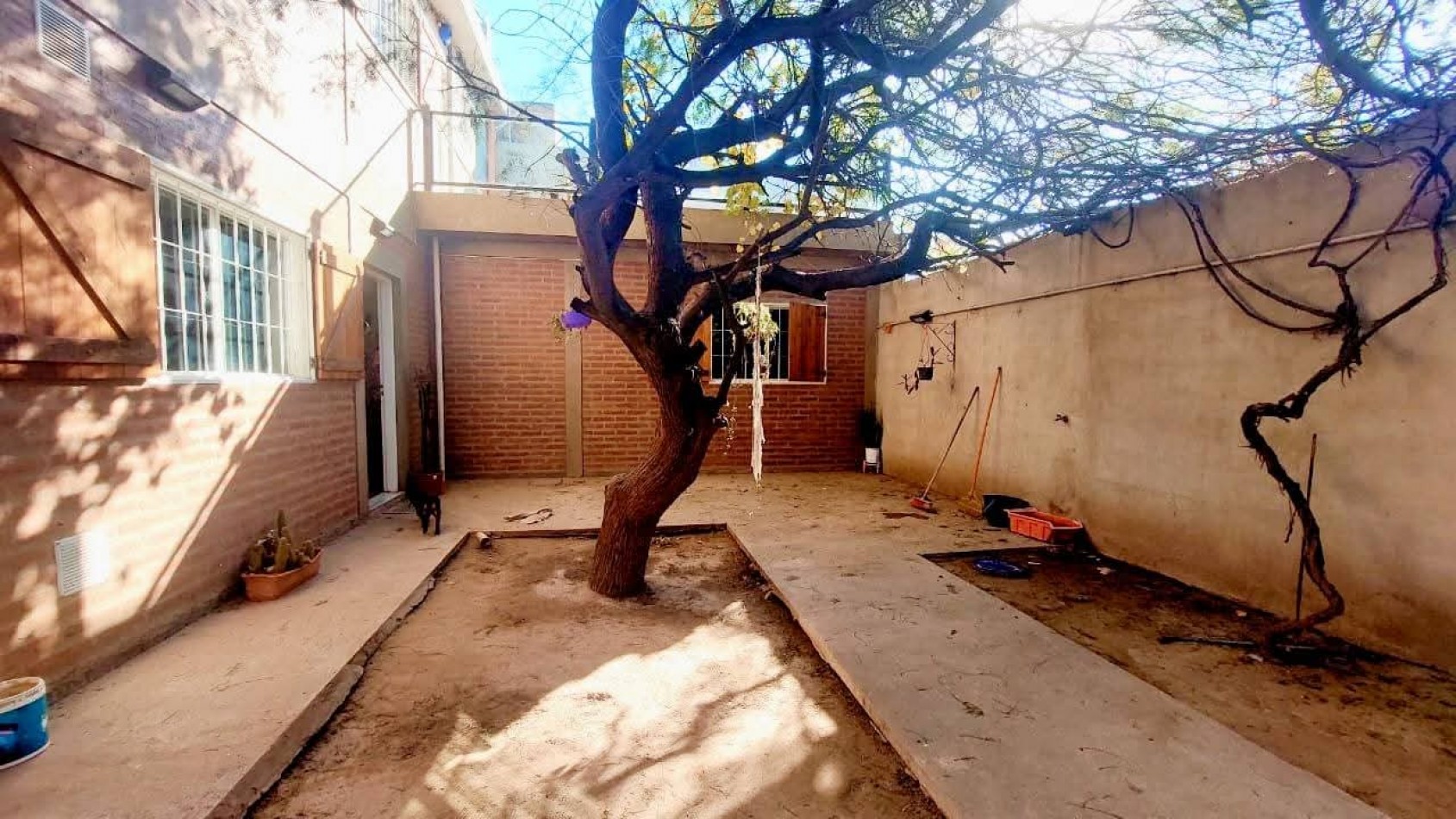 CASA A LA VENTA EN MALVINAS ARGENTINAS, CORDOBA. SOBRE IMPORTANTE AVENIDA. CA188F.