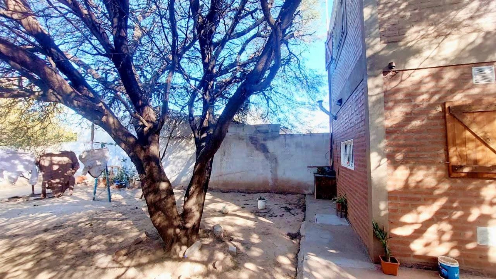 CASA A LA VENTA EN MALVINAS ARGENTINAS, CORDOBA. SOBRE IMPORTANTE AVENIDA. CA188F.