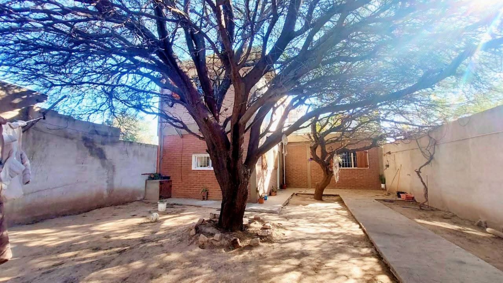 CASA A LA VENTA EN MALVINAS ARGENTINAS, CORDOBA. SOBRE IMPORTANTE AVENIDA. CA188F.
