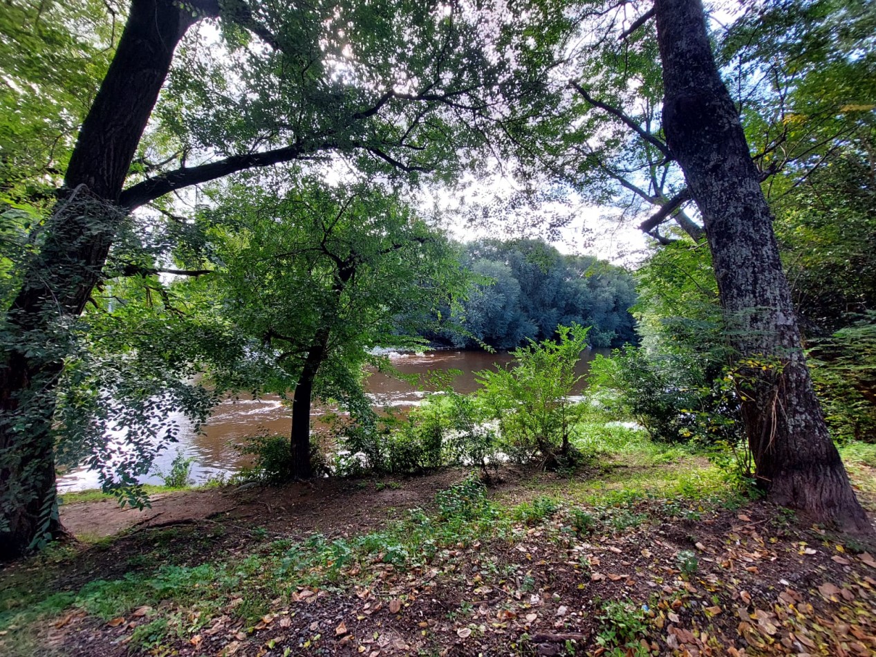 CASA EN VENTA CON SALIDA AL RIO Y PISCINA COMPLETA EN SANTA MARIA DE PUNILLA, ENTORNO SERRANO. CA246