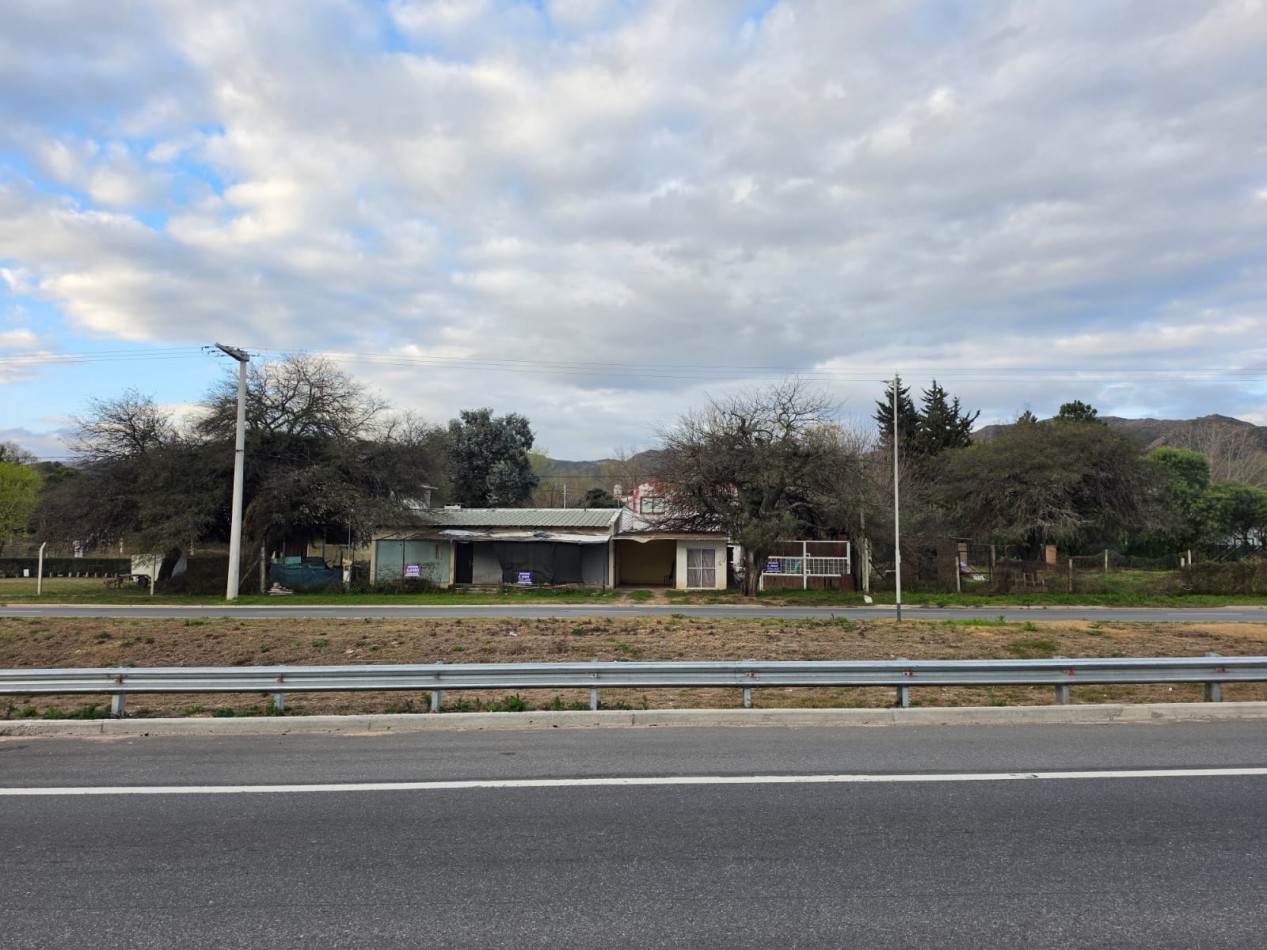 COMPLEJO DE 2 LOCALES Y 4 VIVIENDAS EN SAN ROQUE SOBRE COLECTORA. CA248