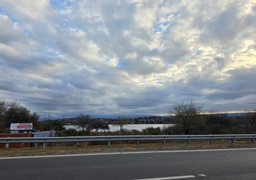 COMPLEJO DE 2 LOCALES Y 4 VIVIENDAS EN SAN ROQUE SOBRE COLECTORA. CA248
